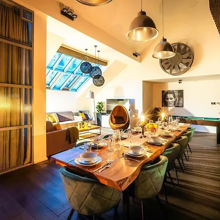 4 Bedrooms Casco Antiguo Apartment Seville