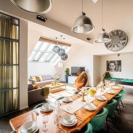 4 Bedrooms Casco Antiguo *