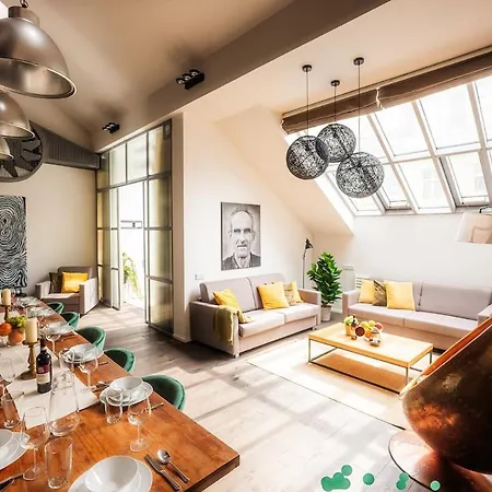 4 Bedrooms Casco Antiguo Apartment Seville